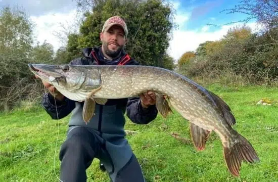 Gros brochet de plus du mètre pêché en Irlande à L'Escapade