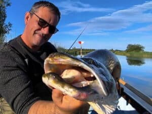 olivier pêche brochet en Irlande, belle prise en barque sur la Woodford river 1,20 mètre