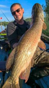 Gros brochet record pêché de plus de 1 mètre par Olivier de L'Escapade gîte de pêche en Irlande