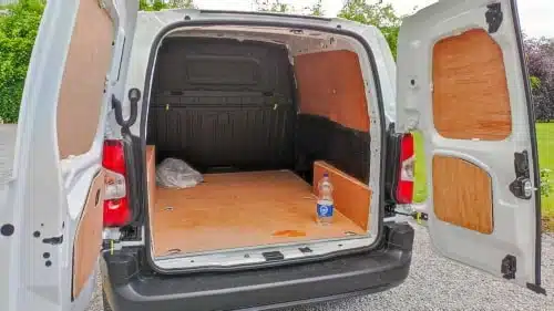 Voiture de location pour explorer les spots de pêche au brochet en Irlande