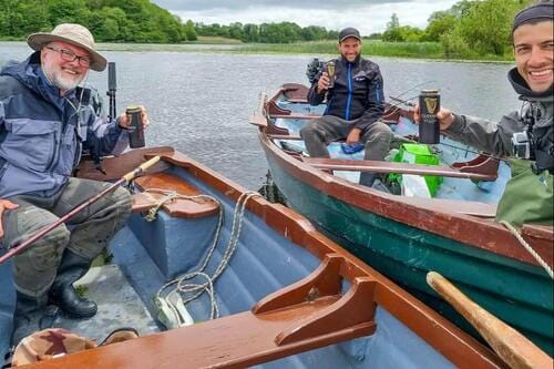 Des clients de l'escapade heureux en pause lors d'une partie de pêche en irlande