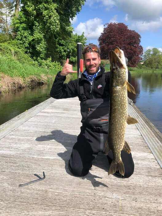 Gros brochet pris sur la rivière Erne en Irlande