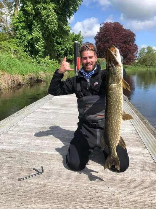 Gros brochet pris sur la rivière Erne en Irlande